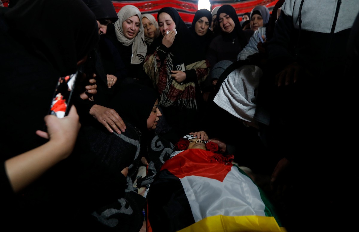 شارك فلسطينيون في موكب جنازة عمار ياسر صباح في بلدة توقوع، قرب بيت لحم في الضفة الغربية، بعد وفاته متأثراً بجراحه إثر إصابته برصاص القوات الإسرائيلية