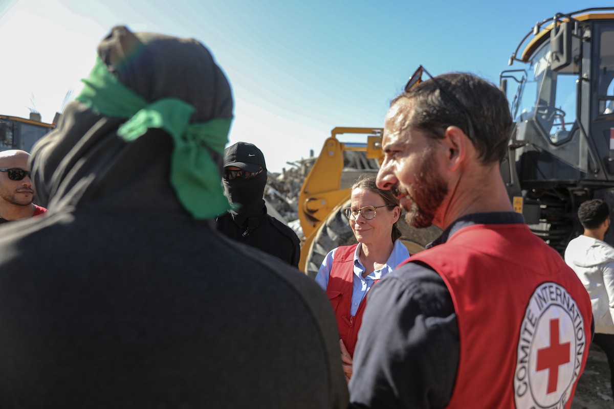 تُجري كتائب القسام واللجنة الدولية للصليب الأحمر ووفد مصري جهود بحث لانتشال جثث أسرى إسرائيليين في جباليا شمال قطاع غزة في الأول من ديسمبر/كانون الأول 2025