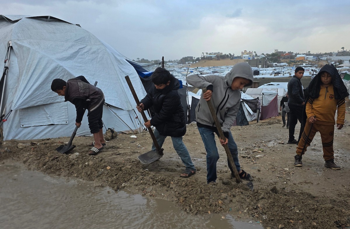 تواجه آلاف العائلات التي تعيش في خيام على شاطئ المواصي في خان يونس، جنوب قطاع غزة، مأساة إنسانية بعد أن جرفت مياه البحر خيامها، تاركةً الأطفال والنساء بلا مأوى.، 29 ديسمبر/كانون الأول 2025.صورة: طارق محمد