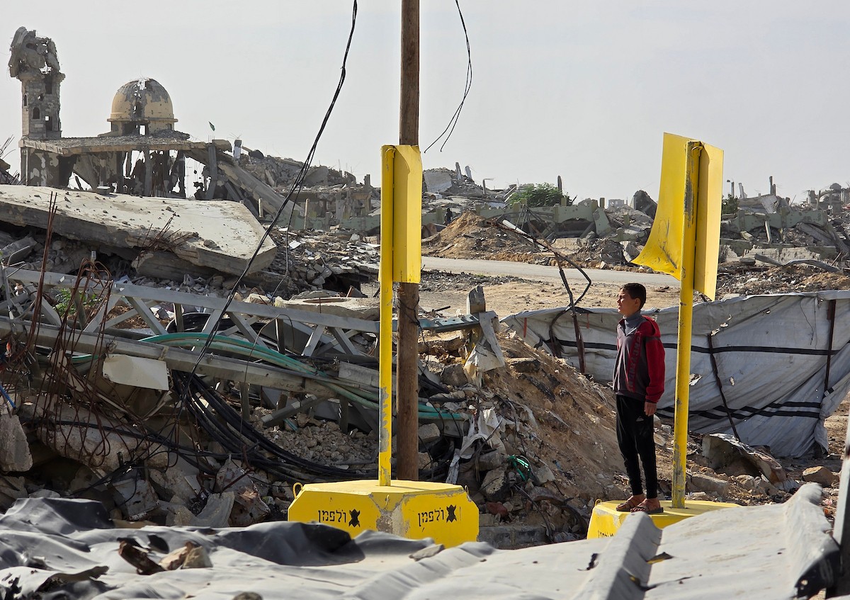 الجيش الإسرائيلي يعيد وضع الكتل الخرسانية الصفراء المُستخدمة لترسيم خط الانسحاب المؤقت داخل قطاع غزة، في بلدة بني سهيلة شرق خان يونس . تصوير: طارق محمد