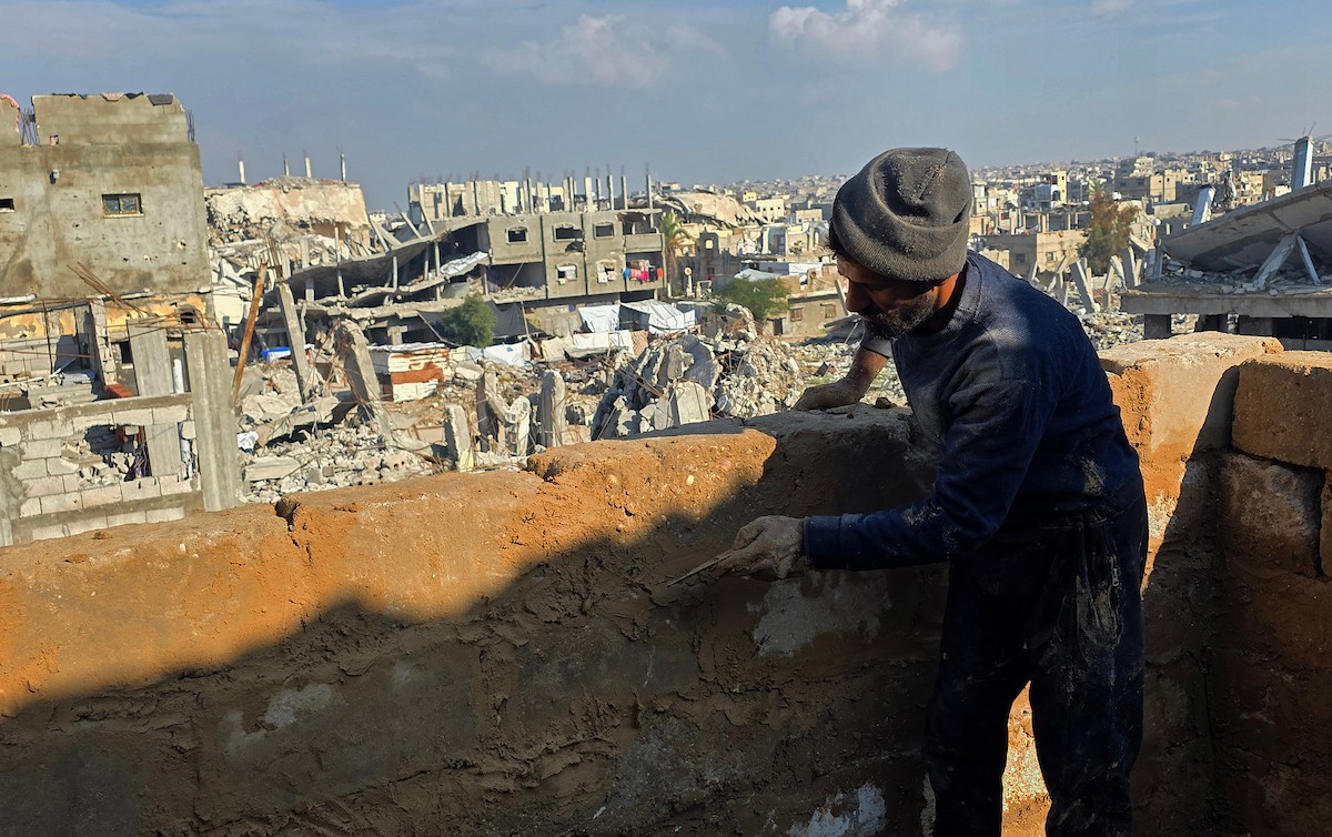 يبني الفلسطينيون بيوتًا طينية في خان يونس جنوب قطاع غزة، مستخدمين أدوات وأساليب بدائية في محاولة لتوفير مأوى آمن لأنفسهم من برد الشتاء القارس