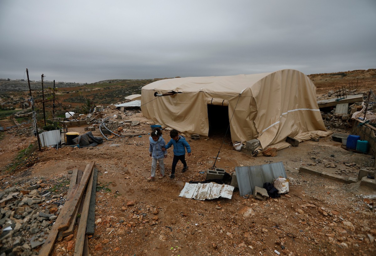 مياه الأمطار تغمر خيمة عائلة حرب التي أقامتها على أنقاض منزلهم الذي هدمه الجيش الإسرائيلي في 9 ديسمبر، في منطقة خلات الفرا، غرب يطا، جنوب الخليل، 29 ديسمبر/كانون الأول 2025. تصوير: مأمون وزواز