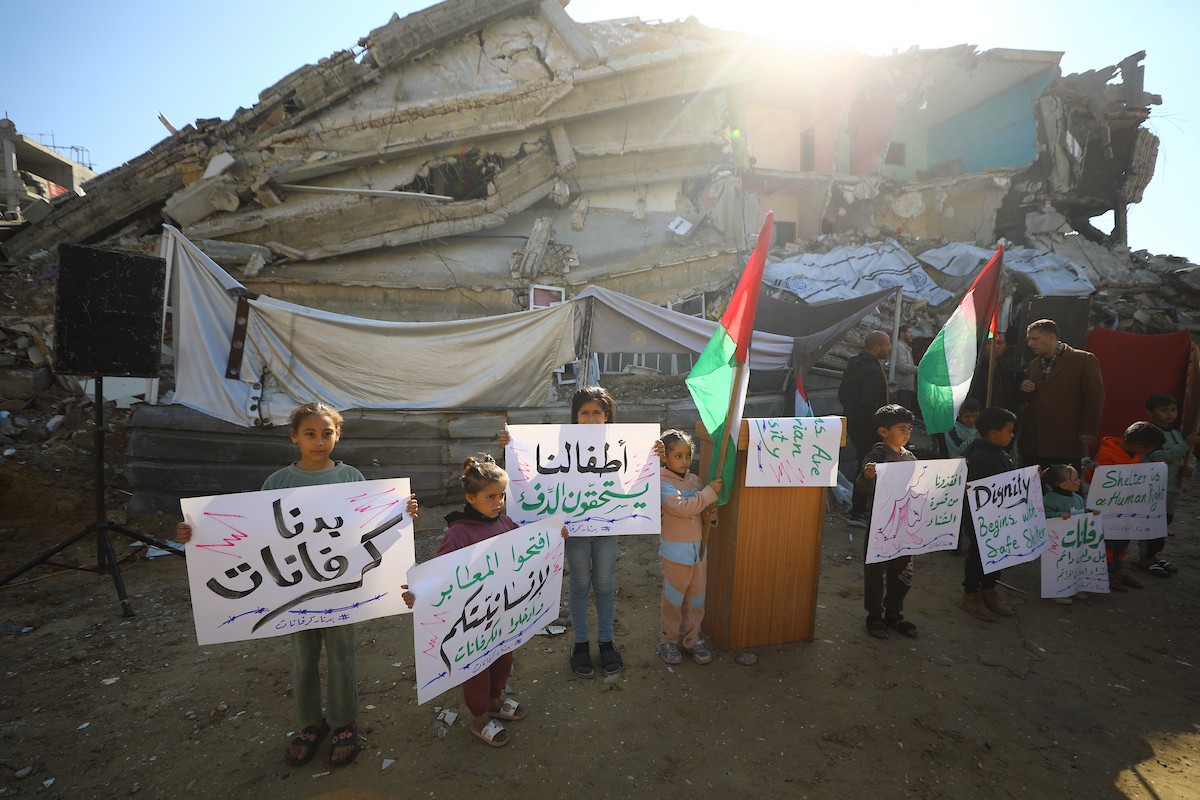 وقفة احتجاجية أمام منزل عائلة لبد المنهار على سكانه في مدينة غزة للمطالبة بتسريع جهود إعادة الإعمار وتوفير منازل متنقلة بدلاً من الخيام، 24 ديسمبر/كانون الأول 2025. تصوير: عمر أشتوي