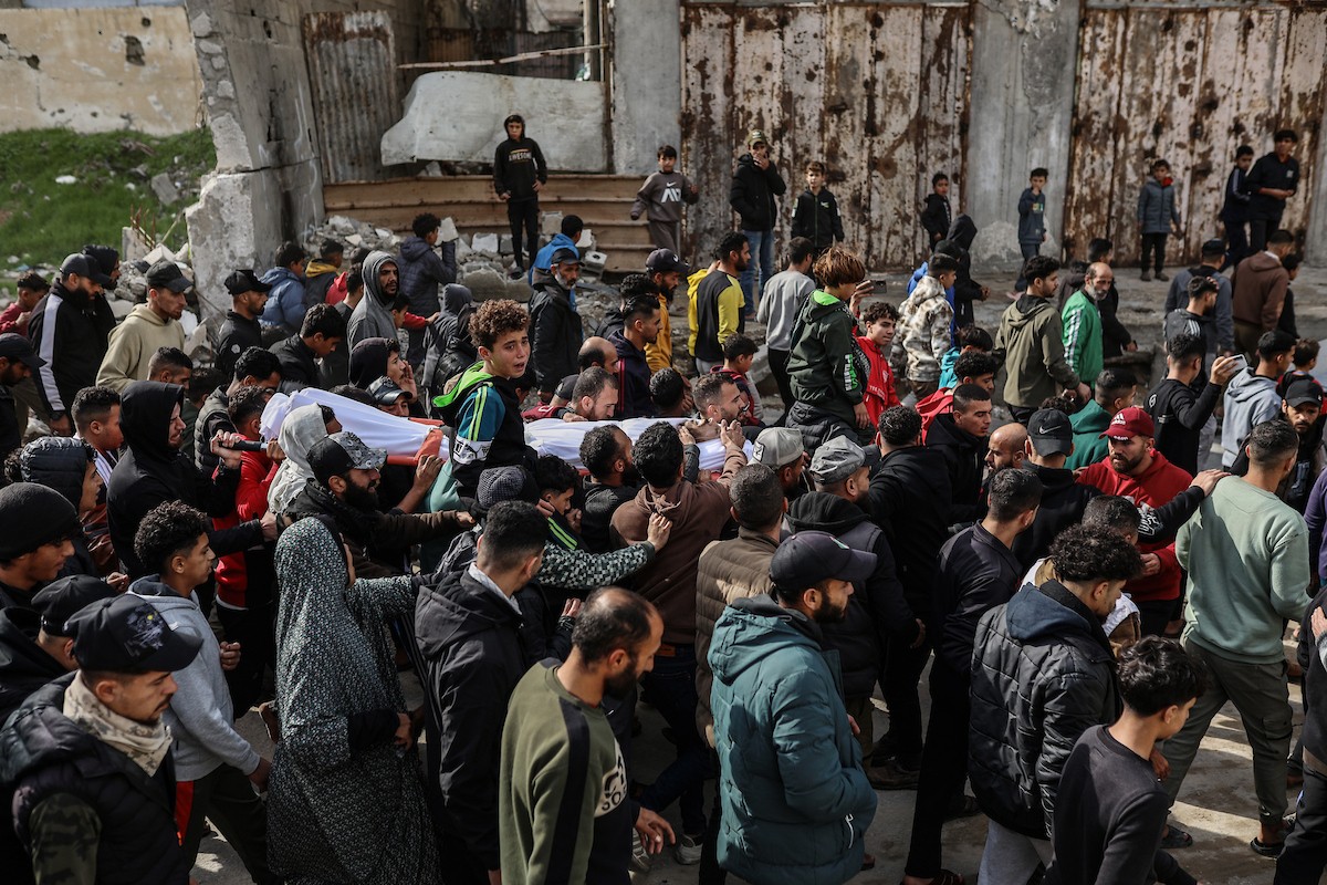 ودّع مواطنون فلسطينيون جثمان محمد بكر (35 عامًا)، وهو صياد، بعد استشهاده بنيران البحرية الإسرائيلية التي استهدفت قوارب صيد قبالة سواحل مدينة غزة، في 30 ديسمبر/كانون الأول 2025. صورة: عمر أشتوي