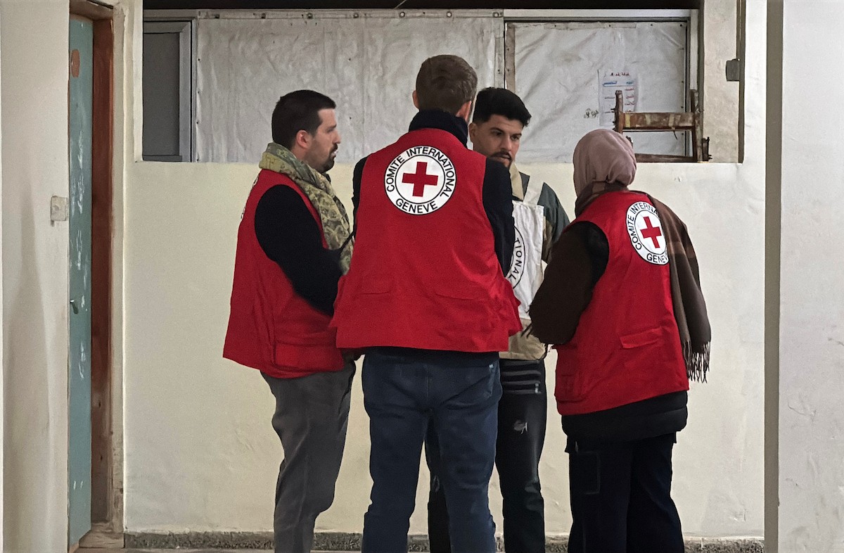 نقل أسرى فلسطينيين أفرج عنهم الجيش الإسرائيلي بواسطة سيارات تابعة للصليب الأحمر إلى مستشفى شهداء الأقصى لإجراء فحوصات طبية في دير البلح، وسط قطاع غزة، بتاريخ 28 ديسمبر/كانون الأول 2025. تصوير: أحمد إبراهيم