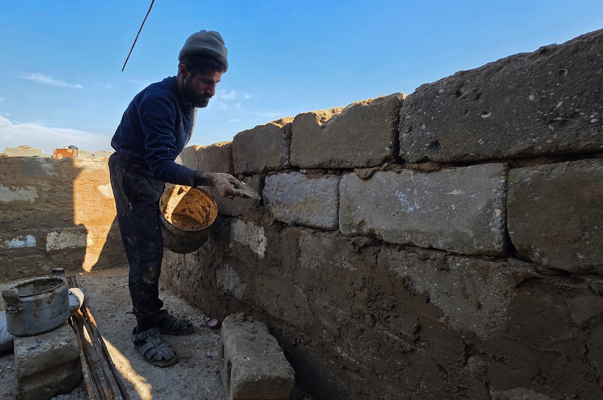 يبني الفلسطينيون بيوتًا طينية في خان يونس جنوب قطاع غزة، مستخدمين أدوات وأساليب بدائية في محاولة لتوفير مأوى آمن لأنفسهم من برد الشتاء القارس