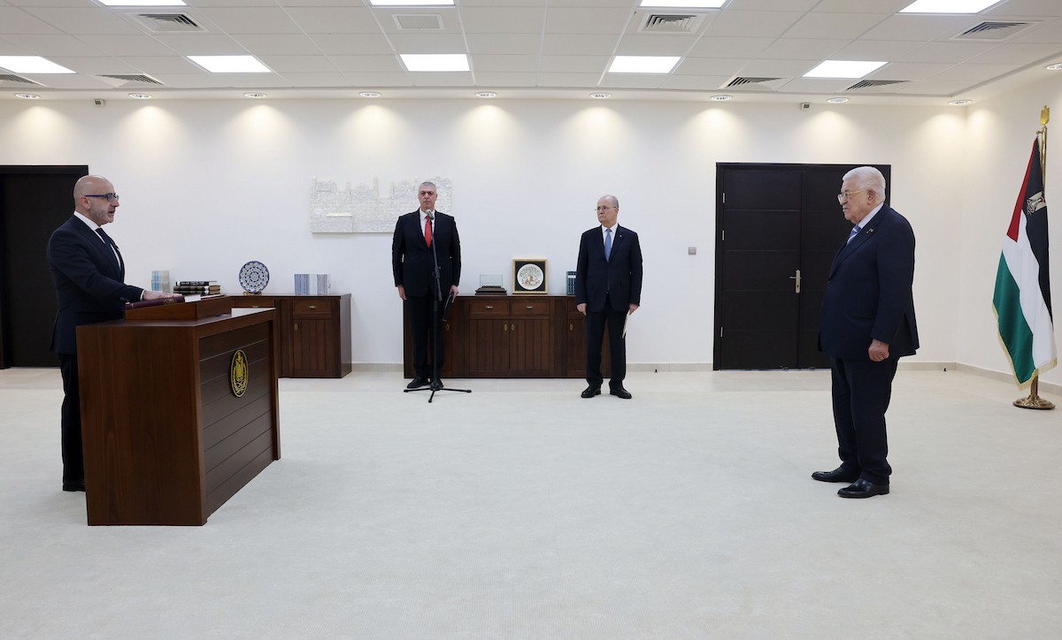 أدى الوزير ستيفان سلامة اليمين الدستورية أمام الرئيس الفلسطيني محمود عباس وزيراً للمالية والتخطيط، عقب تصويت الحكومة الفلسطينية التاسعة عشرة بالثقة. رام الله، الضفة الغربية، 16 ديسمبر/كانون الأول 2025. تصوير: ثائر غنيم