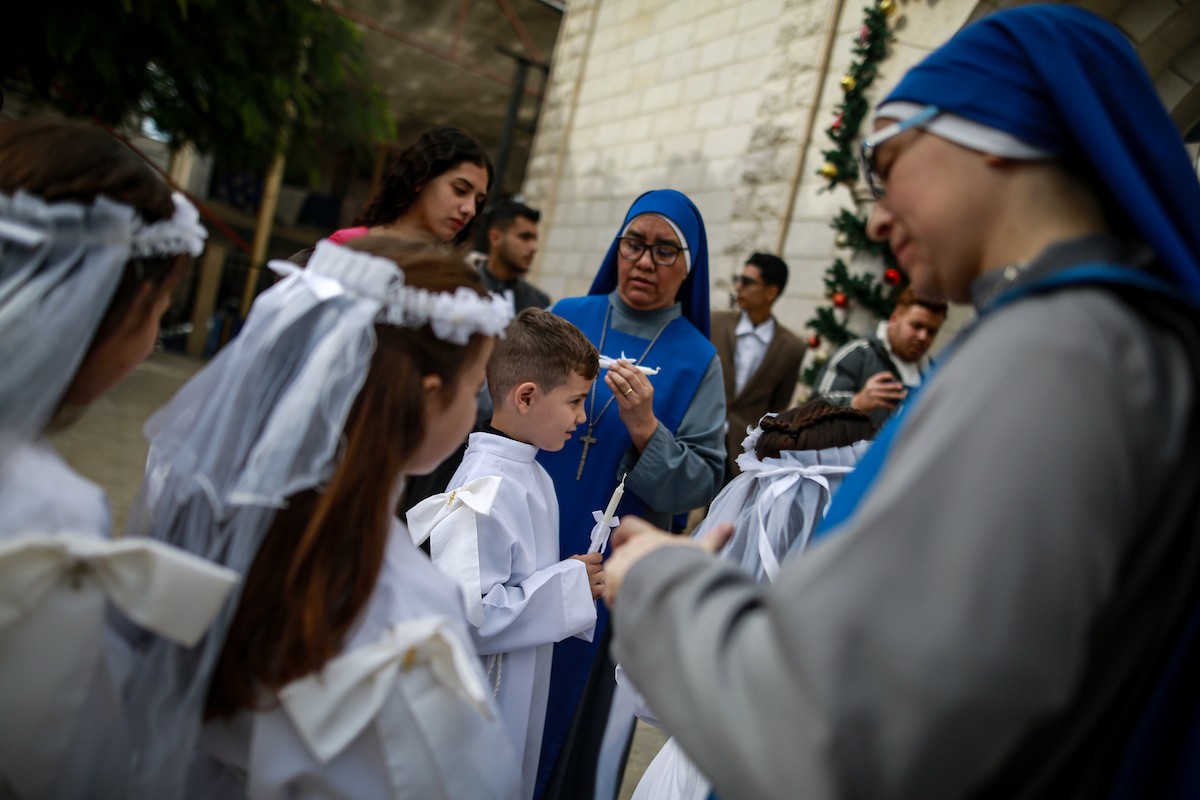 بطريرك اللاتين في القدس الكاردينال بييرباتيستا بيتسابالا يترأس قداس عيد الميلاد في غزة يوم الأحد 21 ديسمبر/كانون الأول 2025.تصوير: عمر أشتوي