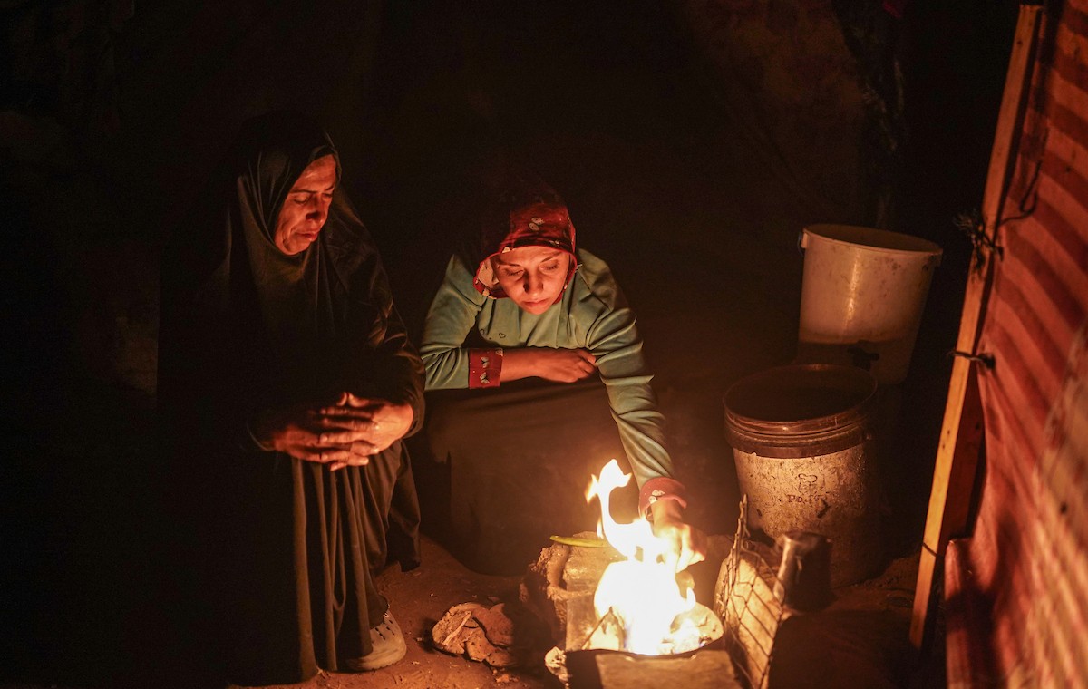 يعيش الفلسطينيون حياتهم اليومية الصعبة ليلاً في خيام نصبت في شوارع مدينة غزة، 5 ديسمبر/كانون الأول 2025.تصوير: عمر أشتوي