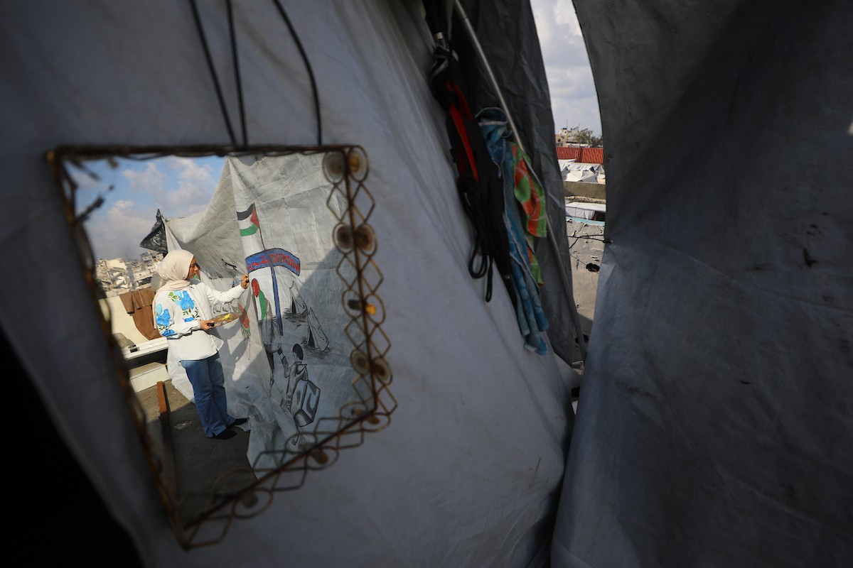 الطفلة النازحة سارة سعدة (14 عامًا) تمارس شغفها الفني بالرسم في خيمتها بمدينة غزة،23 ديسمبر/كانون الأول 2025 تصوير: عمر أشتوي