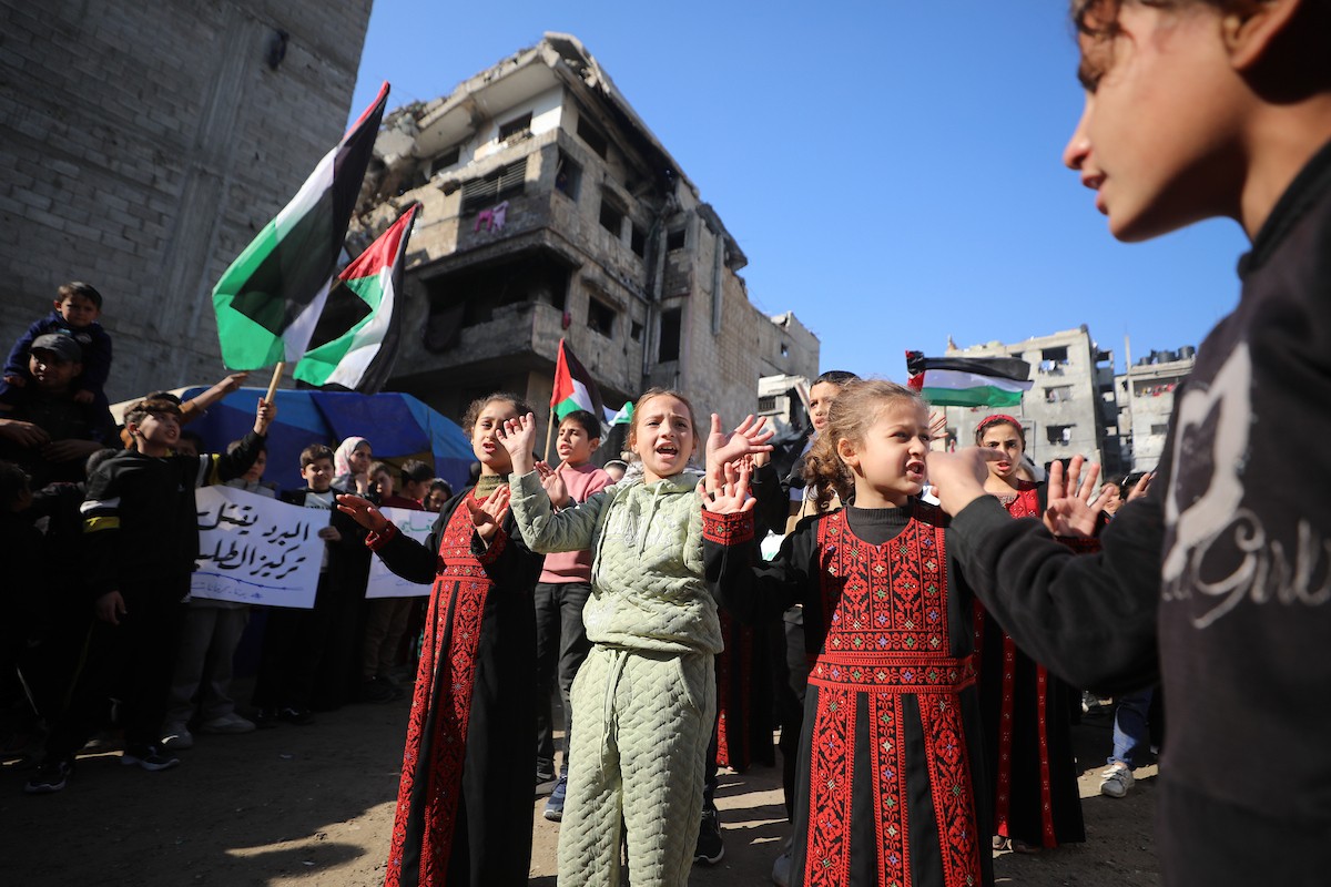 شارك أطفال فلسطينيون في احتجاج بمدينة غزة، مطالبين ببيئة تعليمية آمنة وكريمة بدلاً من الخيام التي يتلقون فيها دروسهم حالياً، ديسمبر/كانون الأول 2025. تصوير: عمر أشتوي