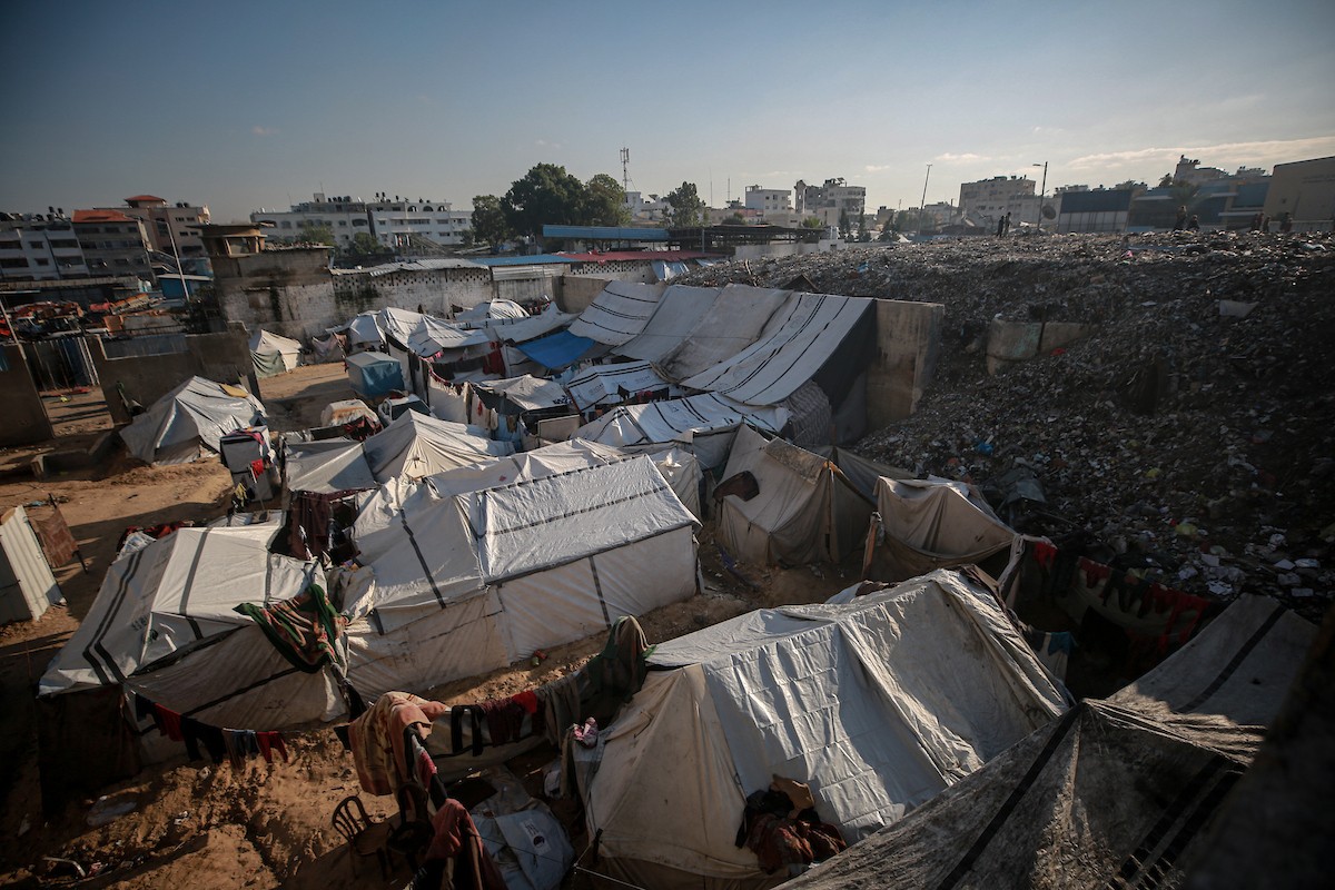 خيام قرب مكب نفايات في حي اليرموك بمدينة غزة،20 ديسمبر/كانون الأول 2025. صورة: عمر أشتوي