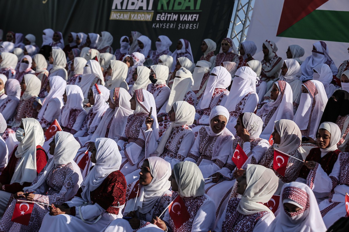 حفل زفاف جماعي لنحو 200 عريس وعروس تحت عنوان 