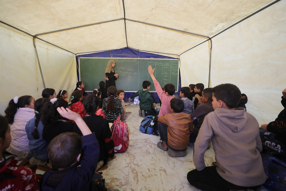 شارك أطفال فلسطينيون في احتجاج بمدينة غزة، مطالبين ببيئة تعليمية آمنة وكريمة بدلاً من الخيام التي يتلقون فيها دروسهم حالياً، ديسمبر/كانون الأول 2025. تصوير: عمر أشتوي