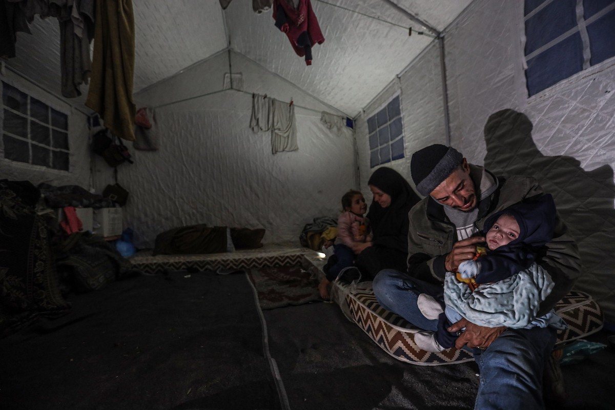 عائلات نازحة تتجمع حول النار للتدفئة في مدينة غزة في ظل الأجواء الباردة، 30 ديسمبر/كانون الأول 2025. تصوير: عمر أشتوي