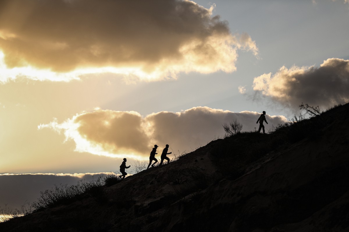 شبان فلسطينيون يركبون الدراجات النارية على الكثبان الرملية في بلدة الزهراء، بعد انقطاع دام عامين عن هذه الرياضة بسبب الحرب واحتلال الجيش الإسرائيلي للمنطقة المعروفة سابقا بمحور