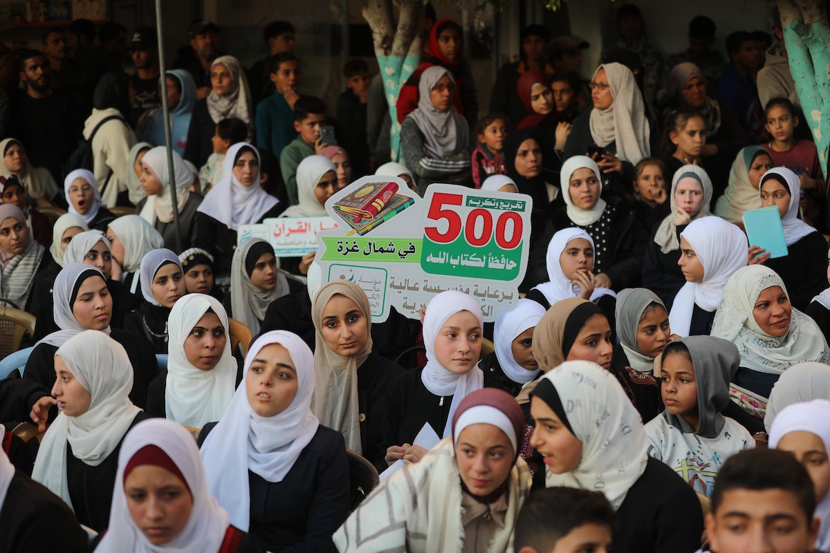 شارك صبية وفتيات في حفل تكريم لحافظي القرآن الكريم في مخيم الشاطئ للاجئين غرب مدينة غزة، حيث تم تكريم 500 حافظ للقرآن، 25 ديسمبر/كانون الأول 2025. تصوير: عمر أشتوي