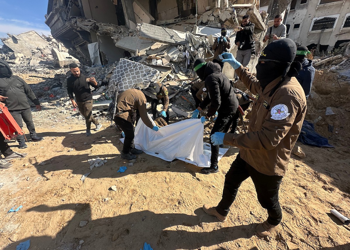 مسلحون من الجهاد الإسلامي وحماس يبحثون عن رفات رهائن إسرائيليين متوفين في بيت لاهيا، شمال قطاع غزة، الأربعاء 3 ديسمبر/كانون الأول 2025