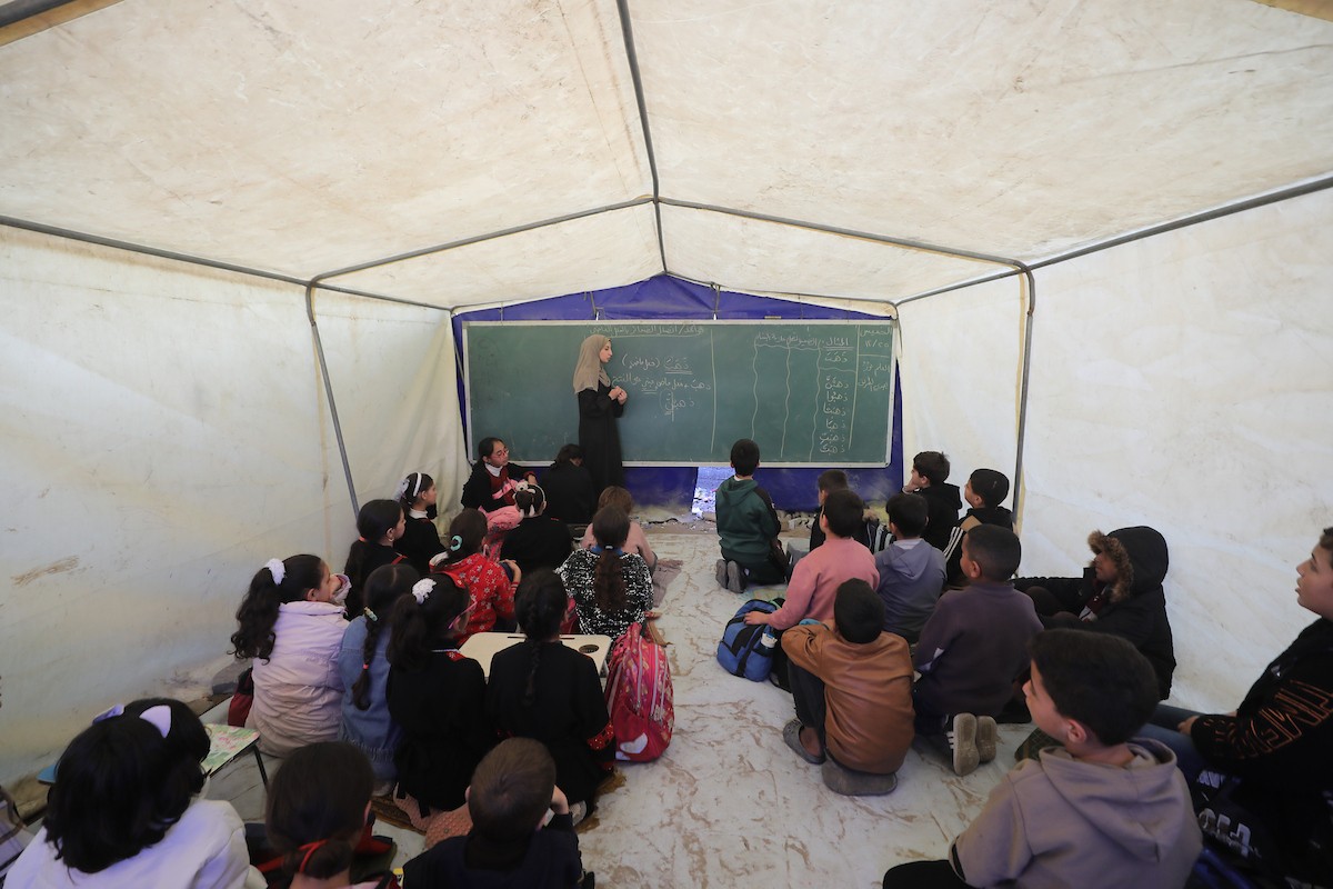 شارك أطفال فلسطينيون في احتجاج بمدينة غزة، مطالبين ببيئة تعليمية آمنة وكريمة بدلاً من الخيام التي يتلقون فيها دروسهم حالياً، ديسمبر/كانون الأول 2025. تصوير: عمر أشتوي