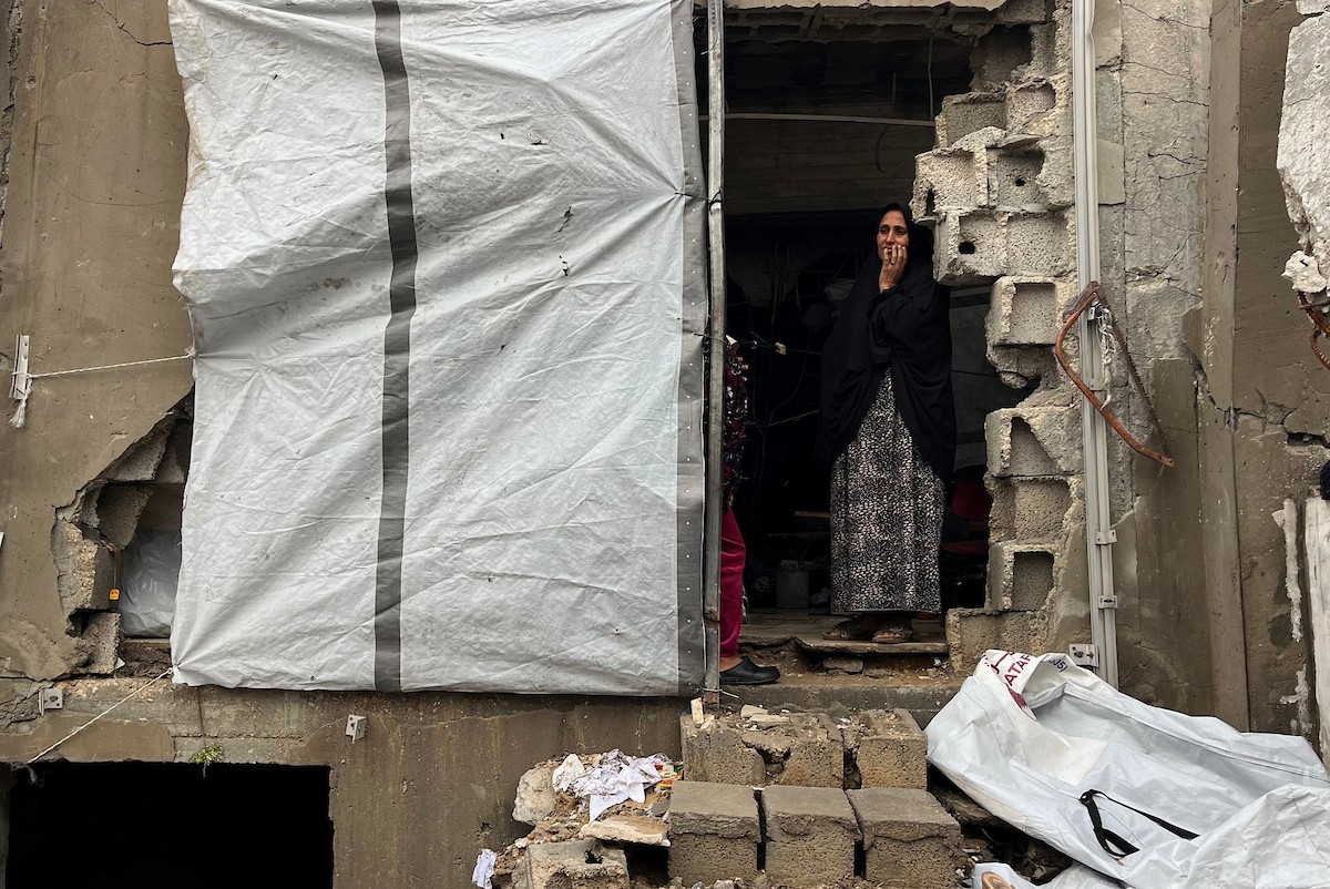 يعيش أشرف وشادية السرساوي مع أحفادهما العشرة داخل خيمة مؤقتة نُصبت في مبنى غير آمن إنشائياً غرب مدينة غزة، وسط تدهور الأوضاع الإنسانية.18 ديسمبر/كانون الأول 2025. صورة: مطر الزاق