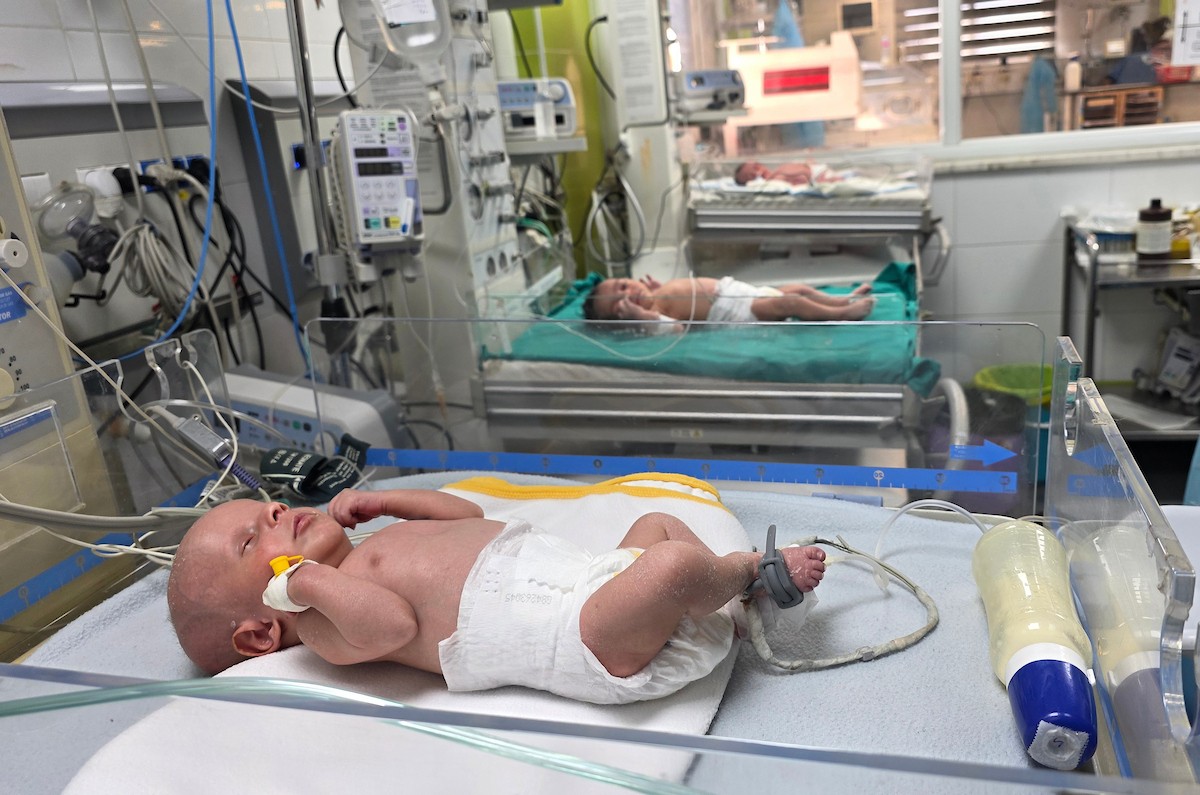 توفي الرضيع الفلسطيني سعيد عابدين، البالغ من العمر شهراً واحداً، نتيجة البرد القارس في خان يونس، جنوب قطاع غزة، ليرتفع بذلك عدد ضحايا العاصفة إلى 13. صور : طارق محمد/ (APA)