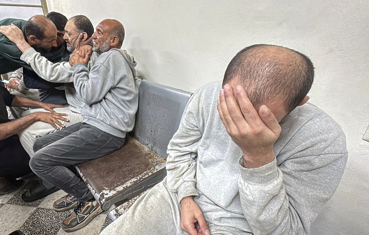 الأسرى الفلسطينيون المفرج عنهم من قبل جيش الاحتلال الإسرائيلي يتم نقلهم إلى مستشفى شهداء الأقصى لإجراء الفحوصات الطبية، الأسرى الفلسطينيون الذين اعتقلهم جيش الاحتلال الإسرائيلي من قطاع غزة خلال توغله البري، دير البلح