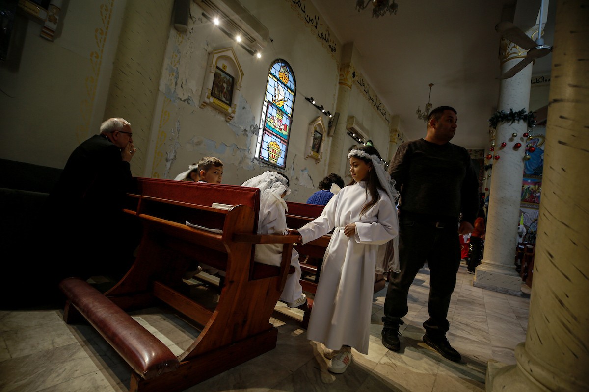 بطريرك اللاتين في القدس الكاردينال بييرباتيستا بيتسابالا يترأس قداس عيد الميلاد في غزة يوم الأحد 21 ديسمبر/كانون الأول 2025.تصوير: عمر أشتوي