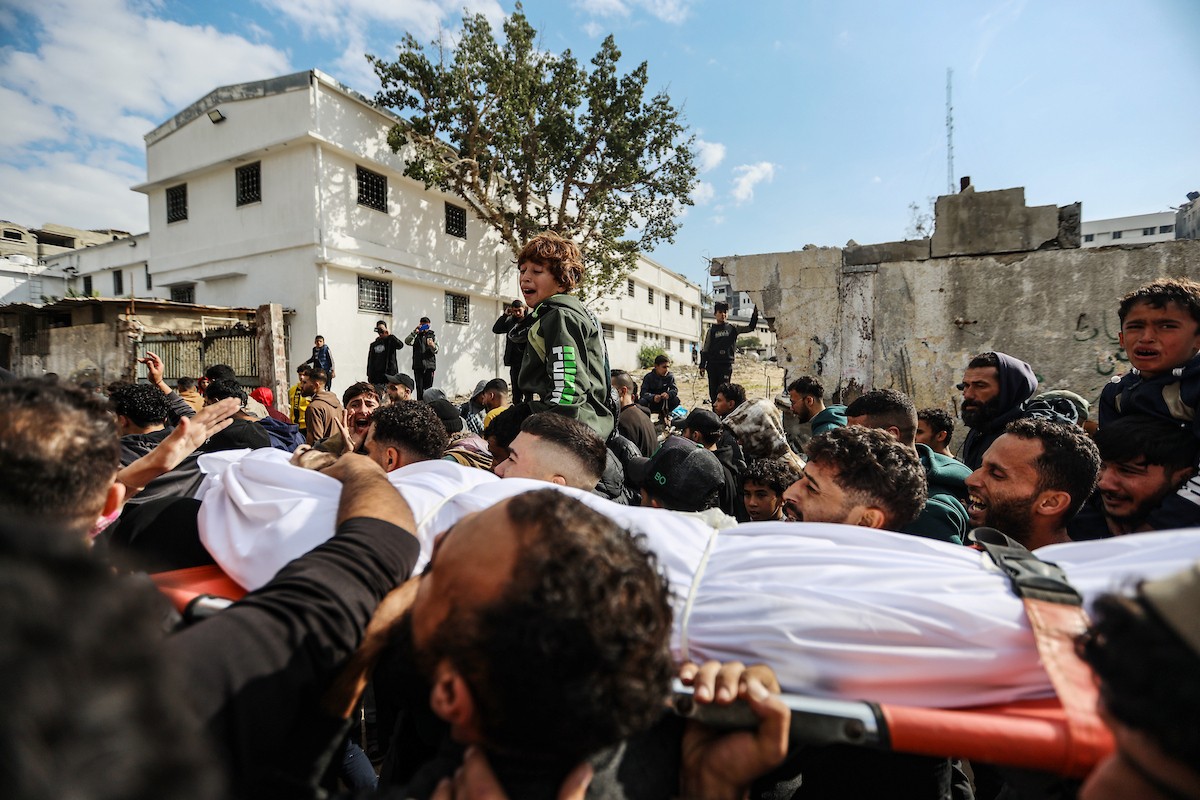 ودّع مواطنون فلسطينيون جثمان محمد بكر (35 عامًا)، وهو صياد، بعد استشهاده بنيران البحرية الإسرائيلية التي استهدفت قوارب صيد قبالة سواحل مدينة غزة، في 30 ديسمبر/كانون الأول 2025. صورة: عمر أشتوي