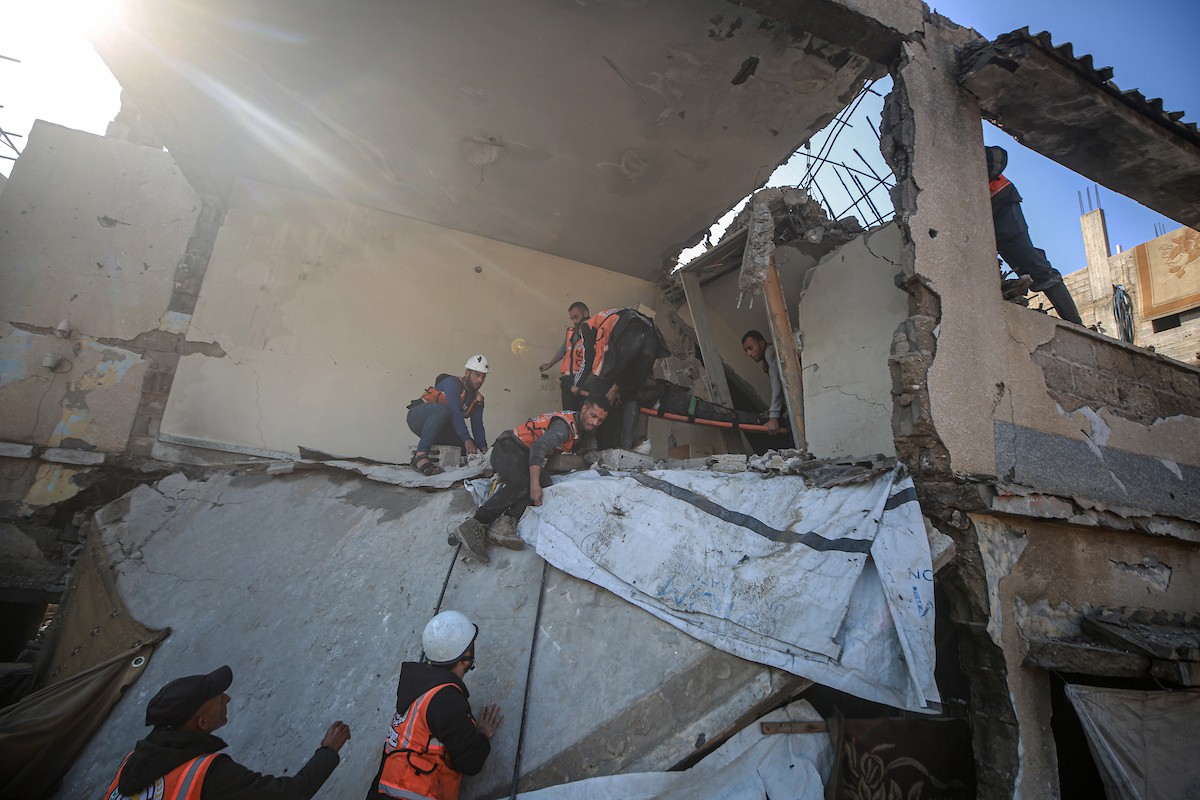 عمليات بحث وإنقاذ في مبنى سكني انهار في مخيم الشاطئ، مدينة غزة، 16 ديسمبر/كانون الأول 2025. صورة: عمر أشتوي