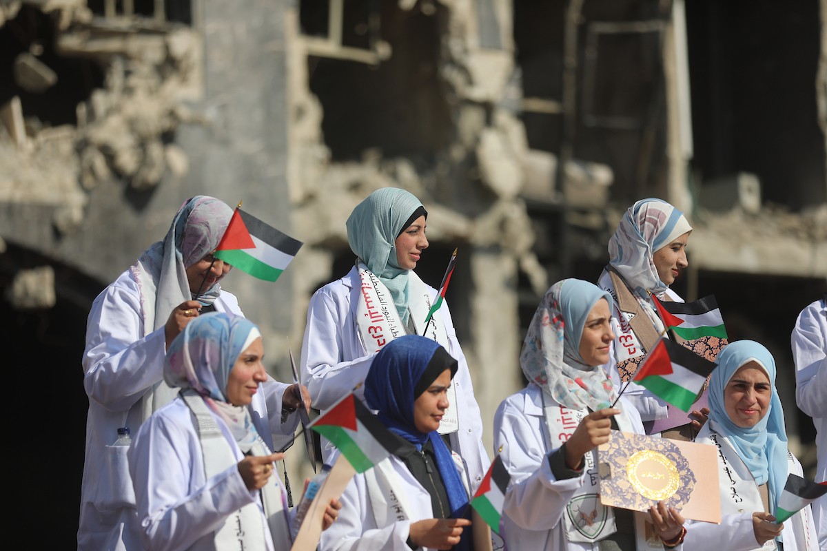 حفل تخرج للأطباء الحاصلين على البورد الفلسطيني في ساحة  الشفاء بمدينة غزة، 25 ديسمبر/كانون الأول 2025.تصوير: عمر أشتوي