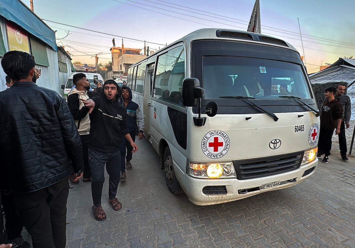 نقل أسرى فلسطينيين أفرج عنهم الجيش الإسرائيلي بواسطة سيارات تابعة للصليب الأحمر إلى مستشفى شهداء الأقصى لإجراء فحوصات طبية في دير البلح، وسط قطاع غزة، في 21 ديسمبر/كانون الأول 2025. (صورة: أحمد إبراهيم/ apa)