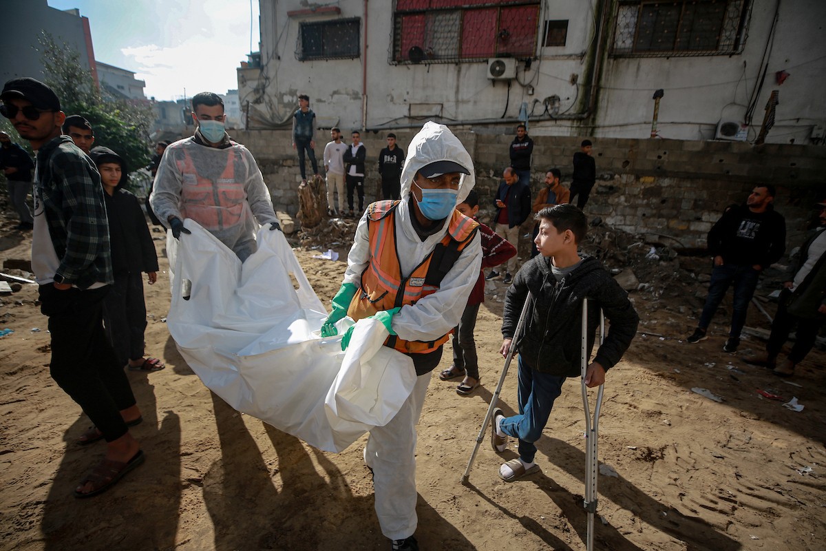 تواصل فرق الدفاع المدني، مستخدمةً آليات مصرية ثقيلة، عمليات البحث للوصول إلى جثث الفلسطينيين الذين سقطوا في هجمات إسرائيلية والمدفونين تحت الأنقاض في مدينة غزة، في 15 ديسمبر/كانون الأول 2025