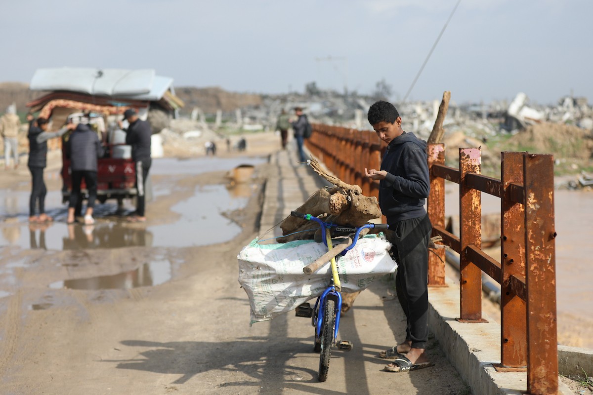 فتح الجيش الإسرائيلي مجرى وادي غزة، مما أدى إلى ارتفاع منسوب المياه إلى مستوى الجسر. وقد فاقم هذا الوضع معاناة العائلات النازحة التي كانت تقيم في خيام بالمنطقة بعد أن فاض الوادي وجرف خيامها، 29 ديسمبر/كانون الأول 2025. صورة: رمزي أبو عامر