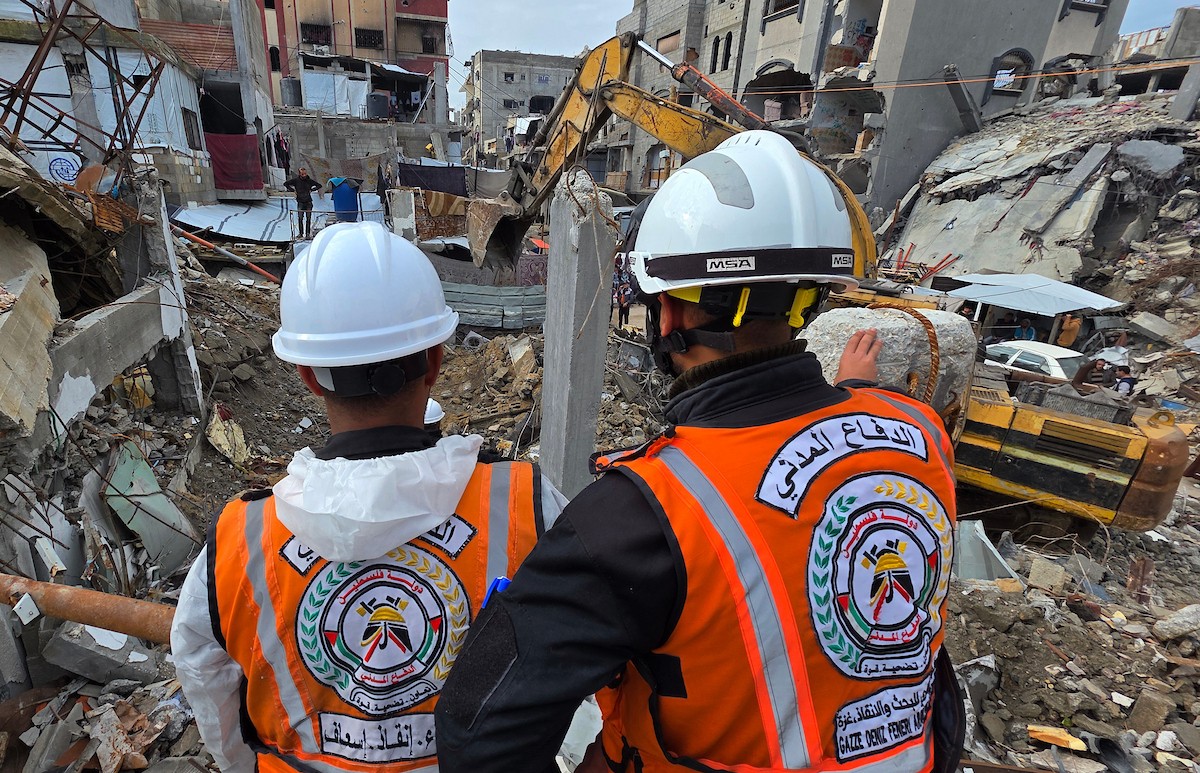 فرق الدفاع المدني تبدأ عمليات البحث عن 55 جثة تحت أنقاض 13 منزلاً دمرها القصف الإسرائيلي في خان يونس، 20 ديسمبر/كانون الأول 2025. صور: طارق محمد/ (APA )