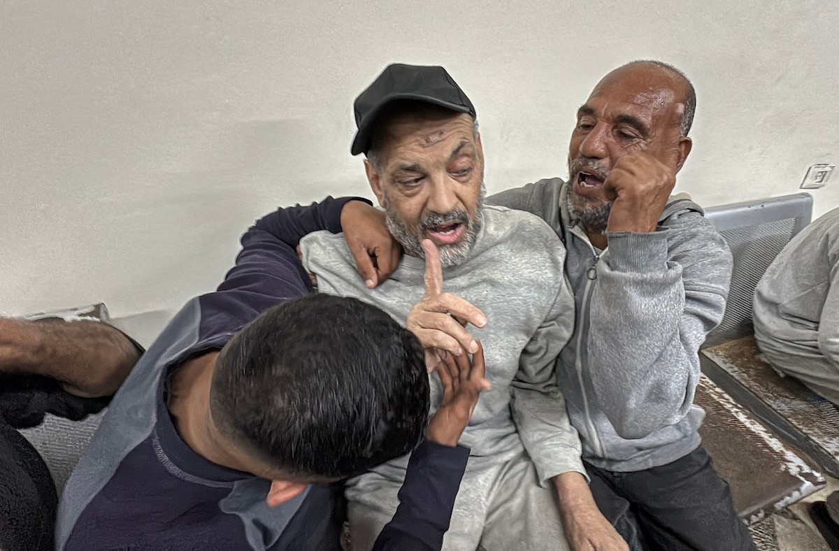 الأسرى الفلسطينيون المفرج عنهم من قبل جيش الاحتلال الإسرائيلي يتم نقلهم إلى مستشفى شهداء الأقصى لإجراء الفحوصات الطبية، الأسرى الفلسطينيون الذين اعتقلهم جيش الاحتلال الإسرائيلي من قطاع غزة خلال توغله البري، دير البلح