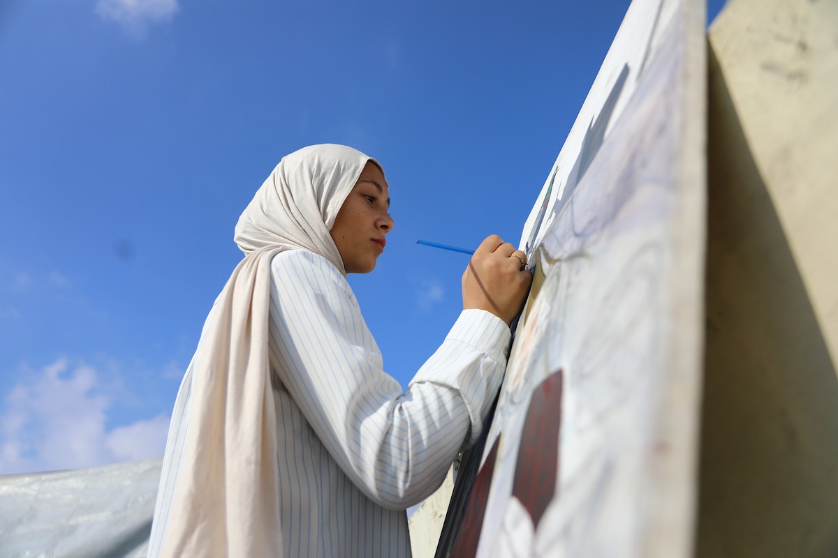الطفلة النازحة سارة سعدة (14 عامًا) تمارس شغفها الفني بالرسم في خيمتها بمدينة غزة،23 ديسمبر/كانون الأول 2025 تصوير: عمر أشتوي
