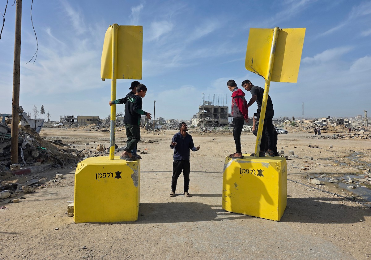 الجيش الإسرائيلي يعيد وضع الكتل الخرسانية الصفراء المُستخدمة لترسيم خط الانسحاب المؤقت داخل قطاع غزة، في بلدة بني سهيلة شرق خان يونس . تصوير: طارق محمد