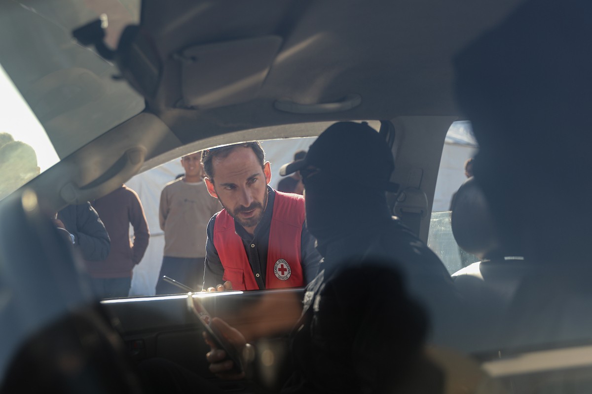 تُجري كتائب القسام واللجنة الدولية للصليب الأحمر ووفد مصري جهود بحث لانتشال جثث أسرى إسرائيليين في جباليا شمال قطاع غزة في الأول من ديسمبر/كانون الأول 2025