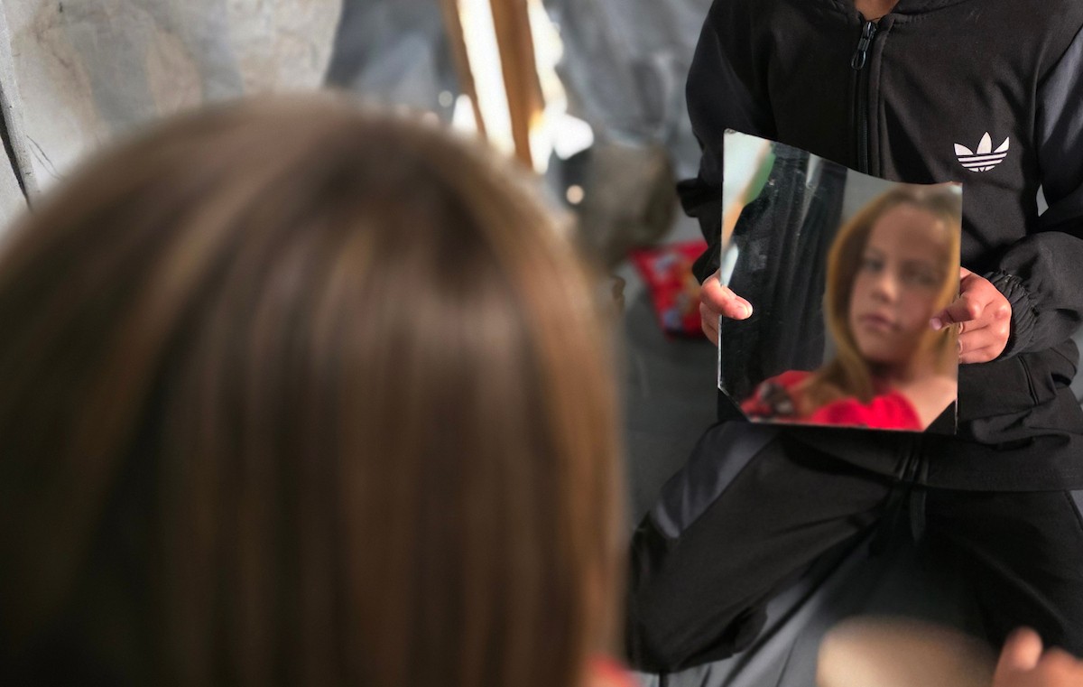 أطفالٌ نجوا من الحرب، تيتموا عن آبائهم وأمهاتهم، يتطلعون إلى عام ٢٠٢٦ بأملٍ كبير، حاملين أحلامًا بسيطة بسلامٍ آمنٍ ودائم، خان يونس، جنوب قطاع غزة، ٣٠ ديسمبر ٢٠٢٥، تصوير: طارق محمد (APA )