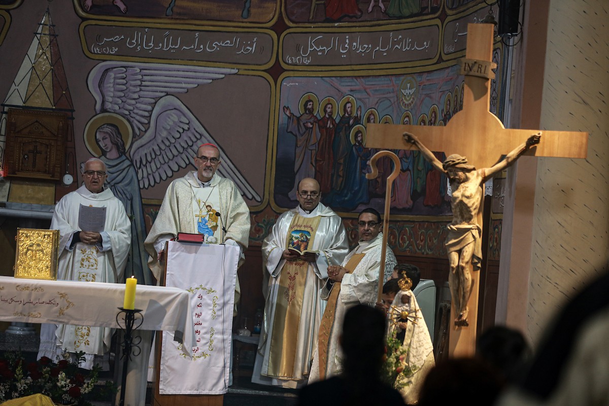 بطريرك اللاتين في القدس الكاردينال بييرباتيستا بيتسابالا يترأس قداس عيد الميلاد في غزة يوم الأحد 21 ديسمبر/كانون الأول 2025.تصوير: عمر أشتوي
