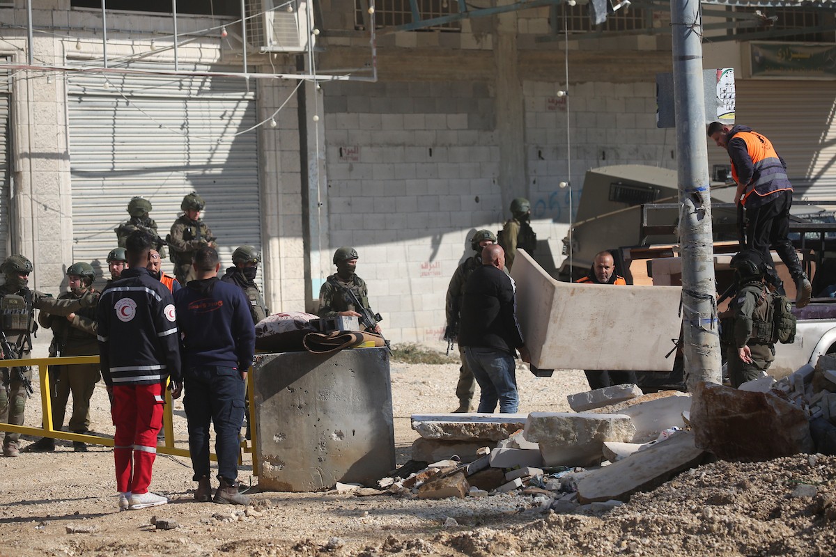 فلسطينيون يحملون أمتعتهم بعد إجبارهم على مغادرة منازلهم على يد القوات الإسرائيلية خلال مداهمة مخيم نور شمس للاجئين في طولكرم، بالضفة الغربية المحتلة، في 17 ديسمبركانون الأول 2025. صورة محمد ناصر