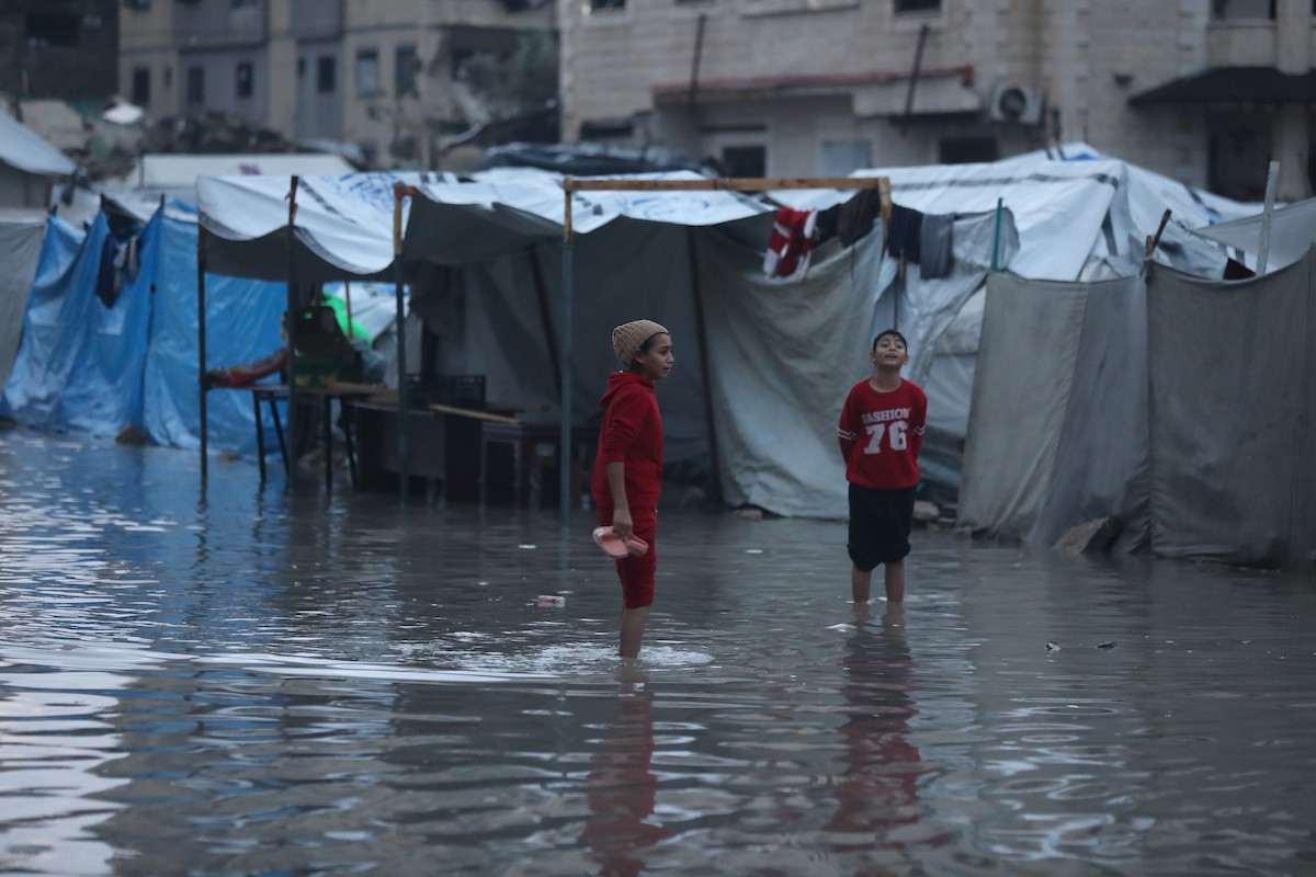 النازحون الفلسطينيون يواجهون برداً قارساً في الخيام بمدينة غزة، 15 ديسمبر/كانون الأول 2025. تصوير: عمر أشتوي