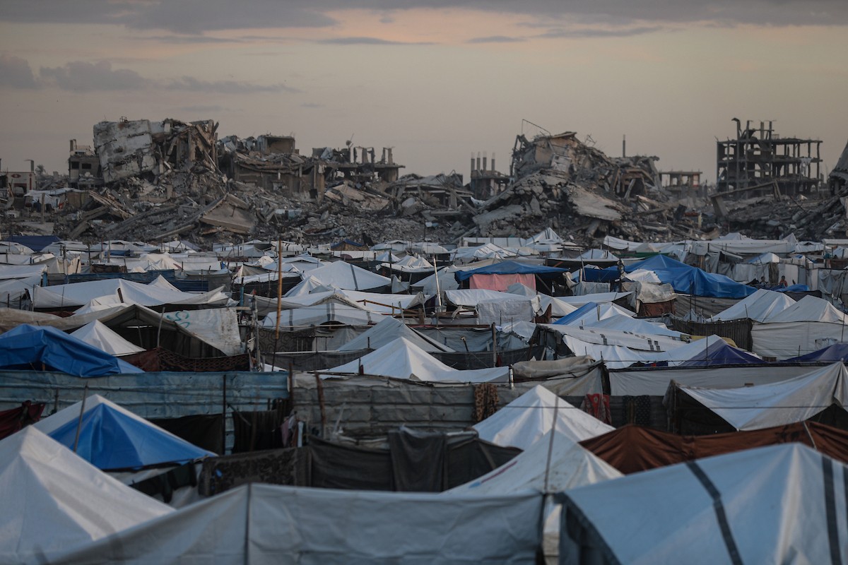 يواصل الفلسطينيون النازحون حياتهم اليومية في ظل ظروف صعبة داخل خيام النزوح المنتشرة وسط الدمار في حي الزيتون، جنوب شرق مدينة غزة، في 9 ديسمبر/كانون الأول 2025. تصوير: عمر أشتوي