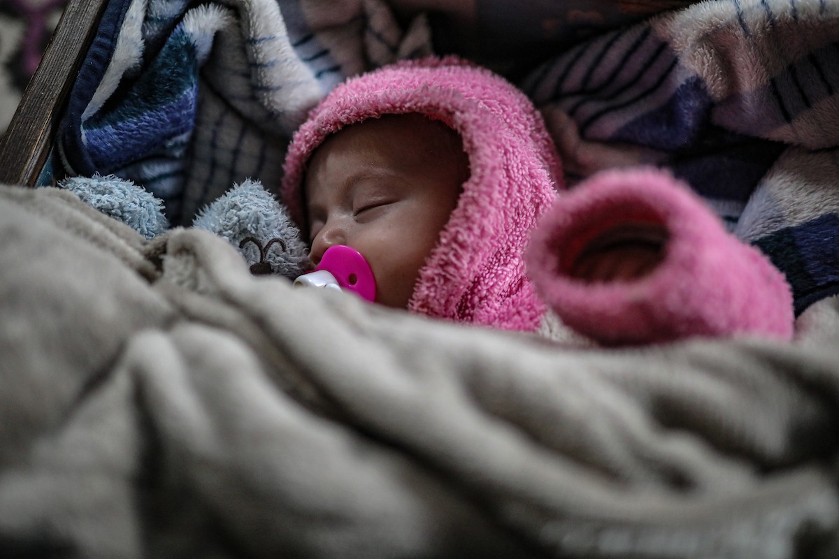 عائلة فلسطينية نازحة مكونة من ستة أفراد  تكافح وسط ظروف غير إنسانية من أجل حماية أطفالها من أجواء الشتاء القارس في  خيمة مهترئة بملعب اليرموك في مدينة غزة، 29 ديسمبر/كانون الأول 2025 صورة: عمر أشتوي