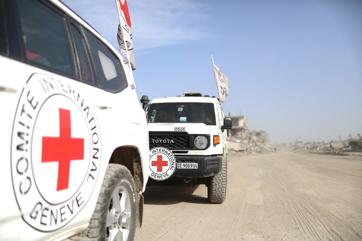 فرق من كتائب القسام ومسؤولون من الصليب الأحمر إلى جانب آليات ثقيلة تابعة لمصر،تجري عمليات بحث في حي الزيتون بمدينة غزة، لاستعادة جثة إسرائيلي في 8 ديسمبر/كانون الأول 2025. تصوير: عمر أشتوي