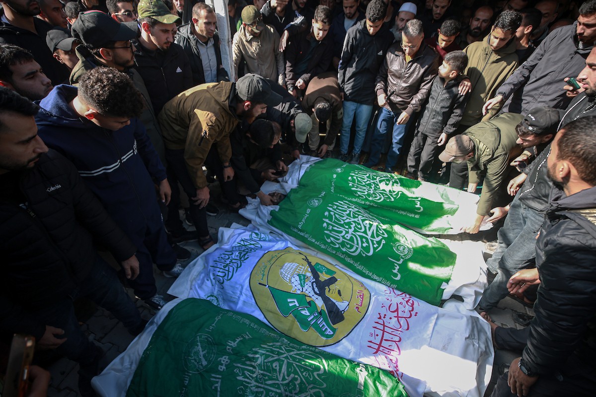 شارك فلسطينيون في موكب جنازة رائد سعيد، القائد البارز في كتائب عز الدين القسام، الجناح العسكري لحركة حماس، وثلاثة من معاونيه، الذين قُتلوا في غارة جوية إسرائيلية في اليوم السابق، في 14 ديسمبر/كانون الأول 2025