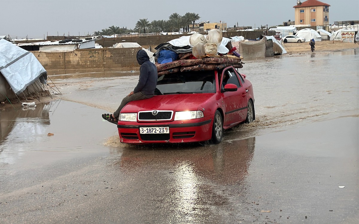 يُعاني الفلسطينيون من الفيضانات التي أعقبت هطول أمطار غزيرة على دير البلح