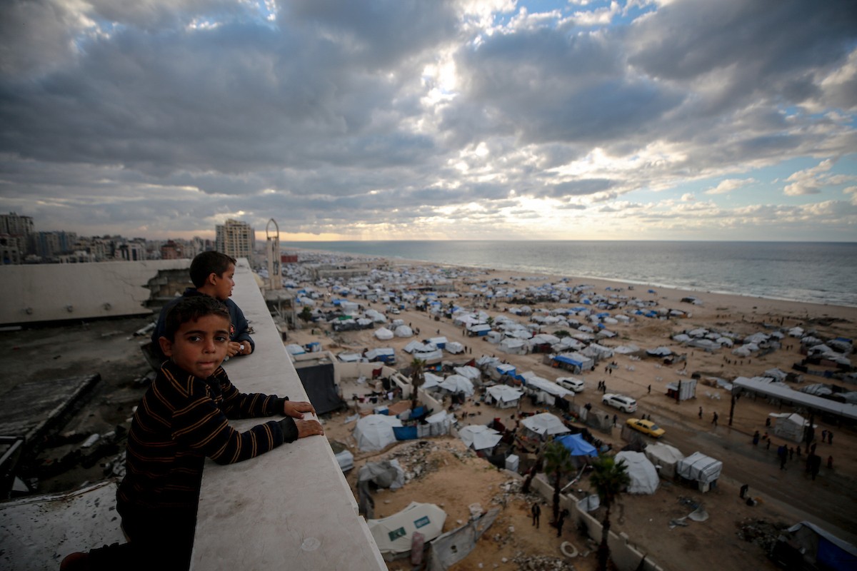 مشاهد عامة لخيام النازحين الفلسطينيين على شاطئ مدينة غزة، 19 ديسمبر/كانون الأول 2025، تصوير: عمر أشتوي