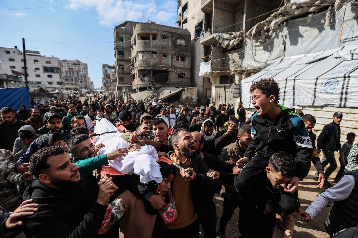 ودّع مواطنون فلسطينيون جثمان محمد بكر (35 عامًا)، وهو صياد، بعد استشهاده بنيران البحرية الإسرائيلية التي استهدفت قوارب صيد قبالة سواحل مدينة غزة، في 30 ديسمبر/كانون الأول 2025. صورة: عمر أشتوي