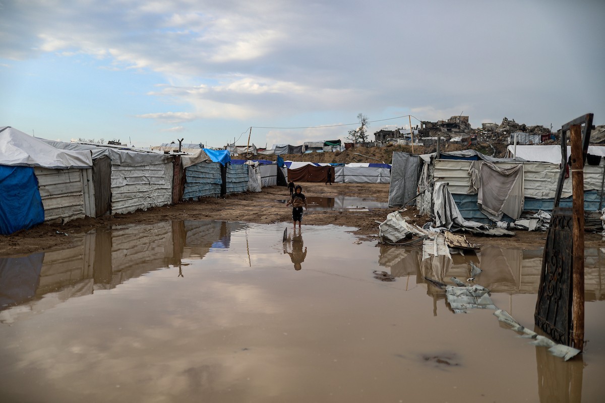 يُعاني النازحون الفلسطينيون من الفيضانات التي اجتاحت خيامهم إثر هطول أمطار غزيرة في غزة، 11 ديسمبر/كانون الأول 2025.